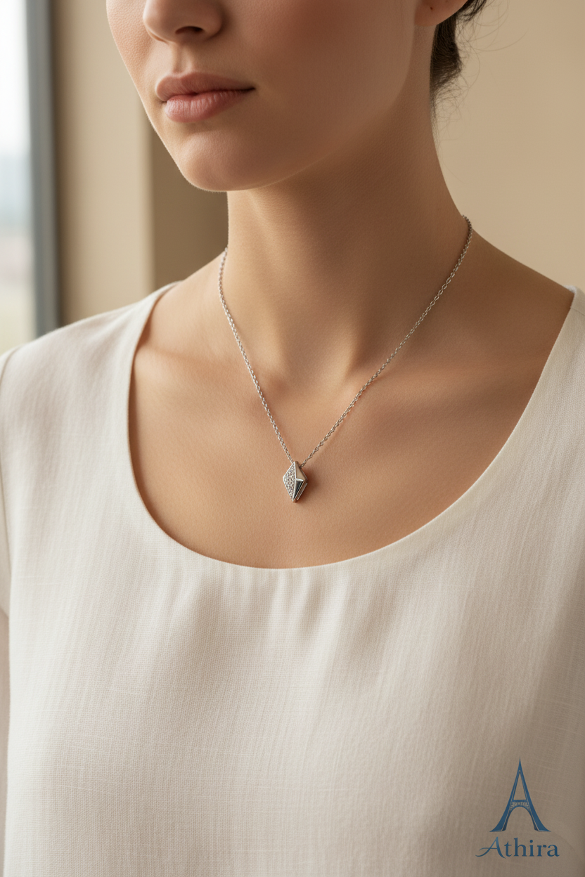 Lifestyle shot - neckline close-up