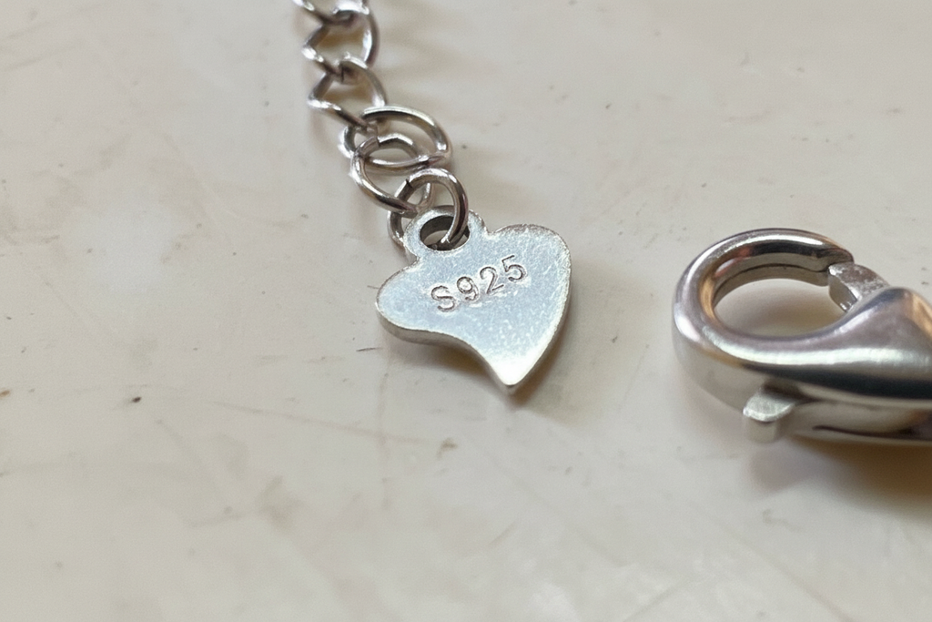 S925 Hallmark Macro Close-Up